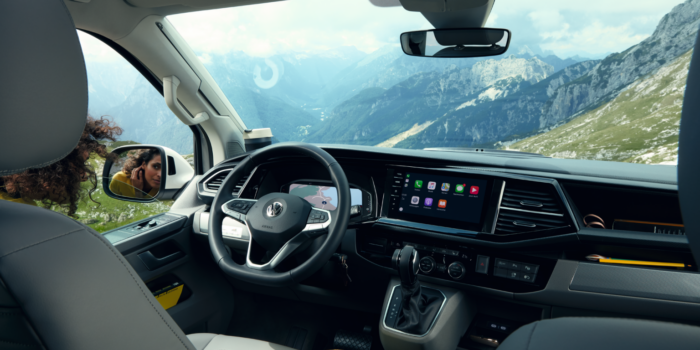 intérieur volkswgagen-california avec vue sur la montagne