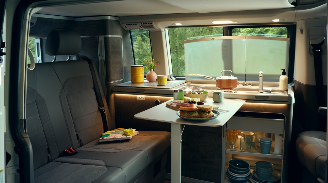 volkswagen california intérieur table avec repas