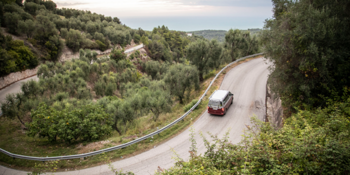 volkswagen california sur une route sinueuse