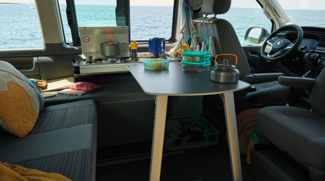 vue intérieur espace de vie avec table volkswagen california