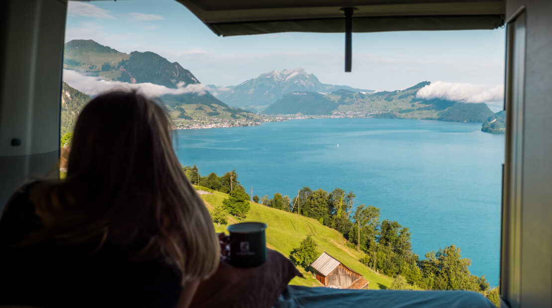 personne avec vue sur un lac dans un van