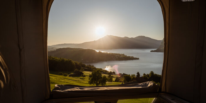 Vue lac dans la tente de toit du Volkwagen California